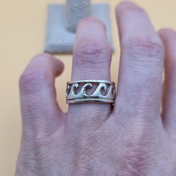 Size 8.75 Sterling Silver Worn Ocean Sea Waves Unisex Band Ring A5669 - Picture 2 of 7